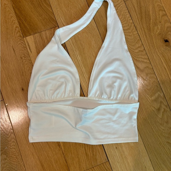 Flattering white halter cropped top - Picture 3 of 4